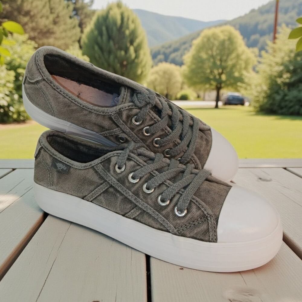 ROCKET DOG Women's Green Washed & White Casual Fashion Sneakers - Size: 6